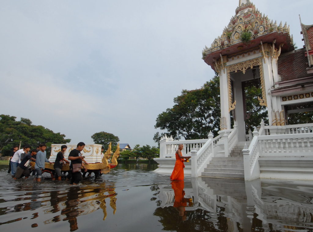 ลุยน้ำเผาศพอยุธยา