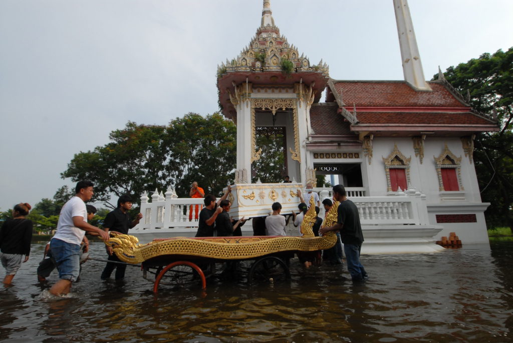 ลุยน้ำเผาศพอยุธยา
