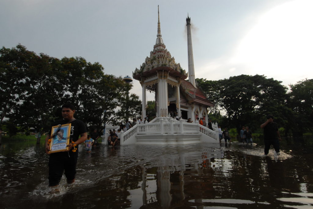 ลุยน้ำเผาศพอยุธยา