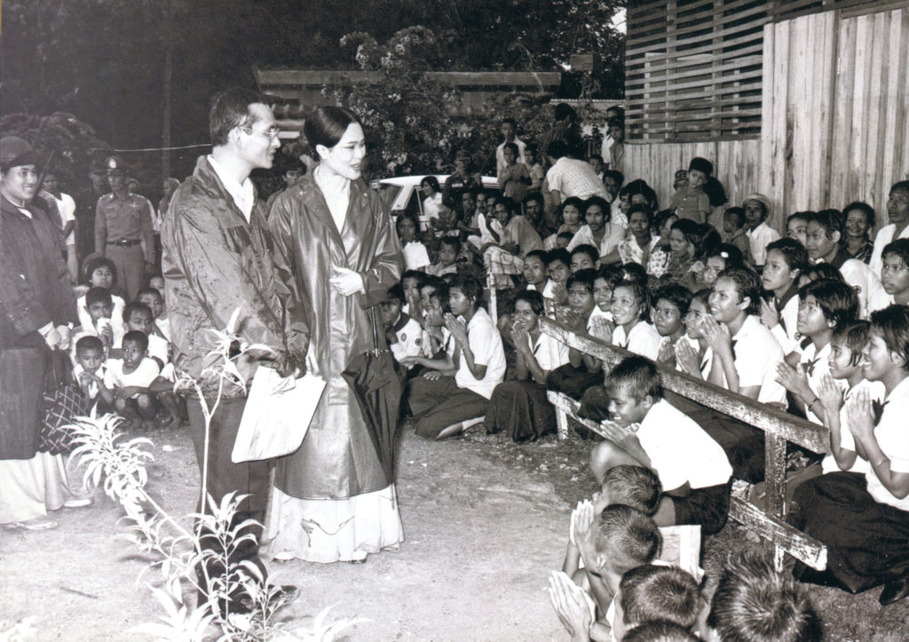 เสด็จพระราชดำเนินไปทอดพระเนตรโรงเรียนร่มเกล้า และทรงเยี่ยมเยียนราษฎร ในเขตพื้นที่อำเภอยี่งอ จังหวัดนราธิวาส เมื่อวันที่ 8 กันยายน 2521