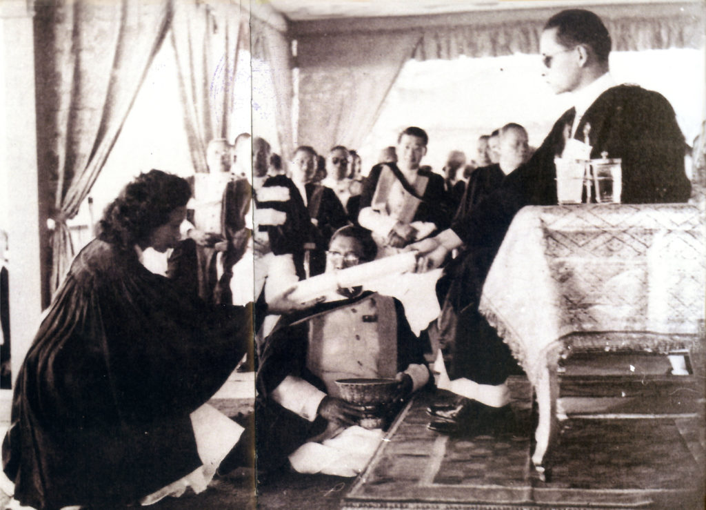 พระราชทานปริญญาบัตรแก่นักศึกษามหาวิทยาลัยธรรมศาสตร์และการเมืองเป็นครั้งแรก เมื่อ 29 พฤษภาคม พ.ศ.2493