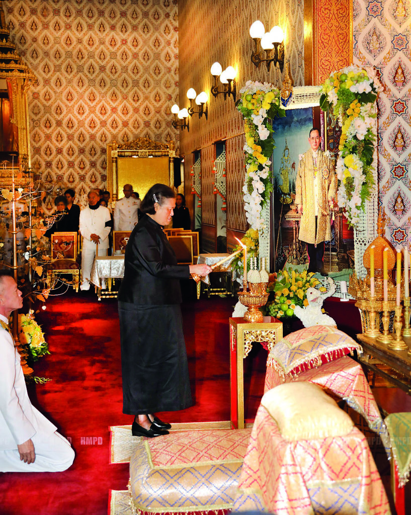 สมเด็จพระเทพรัตนราชสุดาฯ สยามบรมราชกุมารี พร้อมด้วยทูลกระหม่อมหญิง อุบลรัตนราชกัญญา สิริวัฒนาพรรณวดี เสด็จฯ ไปในการพระพิธีธรรมสวดพระอภิธรรม พระบรมศพ พระบาทสมเด็จพระเจ้าอยู่หัวภูมิพลอดุลยเดช ณ พระที่นั่งดุสิตมหาปราสาท ในพระบรมมหาราชวัง เมื่อวันที่ 29 ตุลาคม ซึ่งในวันเดียวกันนี้ได้เริ่มเปิดให้ประชาชนเข้ากราบถวายบังคมพระบรมศพเป็นวันแรกด้วย