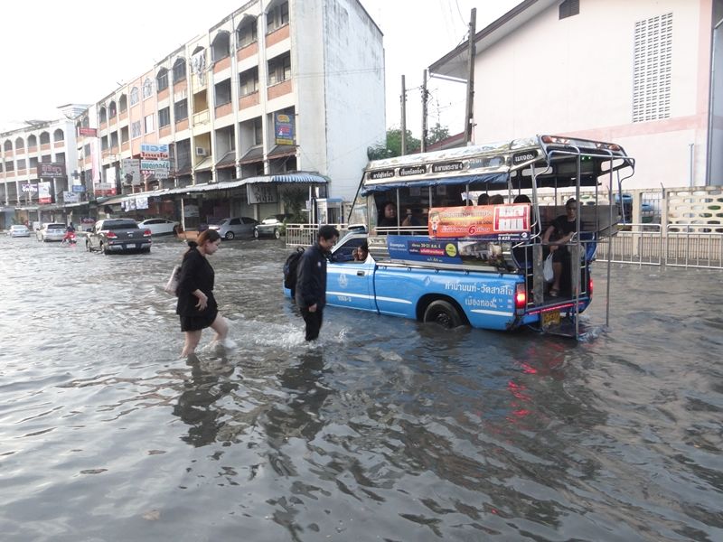 สภาพน้ำขังถนนสามัคคี