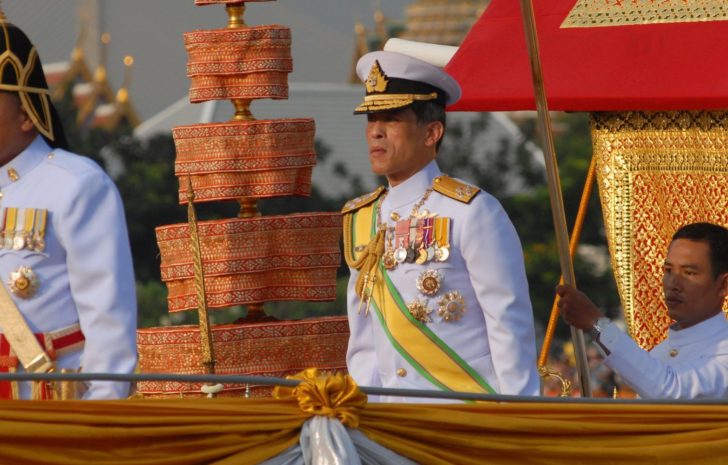 สมเด็จพระบรมฯเสด็จทางชลมารคถวายผ้าพระกฐินวัดอรุณ