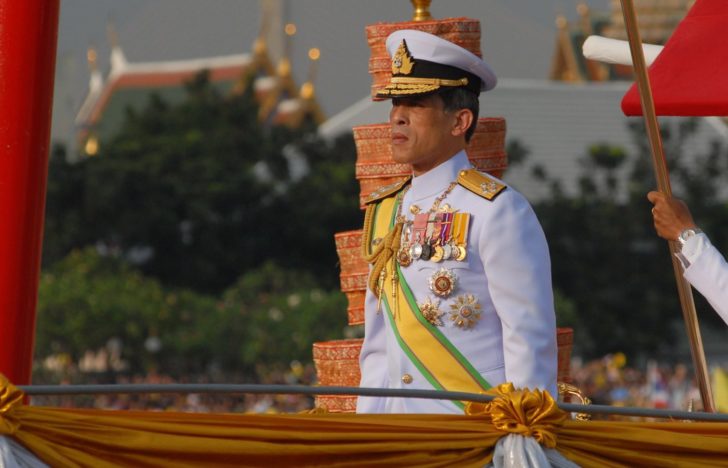 สมเด็จพระบรมฯเสด็จทางชลมารคถวายผ้าพระกฐินวัดอรุณ