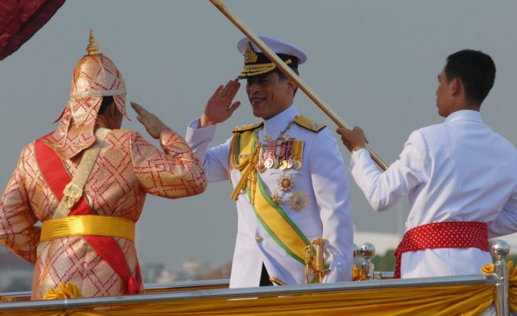 สมเด็จพระบรมฯเสด็จทางชลมารคถวายผ้าพระกฐินวัดอรุณ