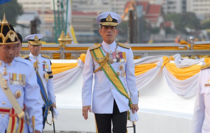 สมเด็จพระบรมฯเสด็จทางชลมารคถวายผ้าพระกฐินวัดอรุณ