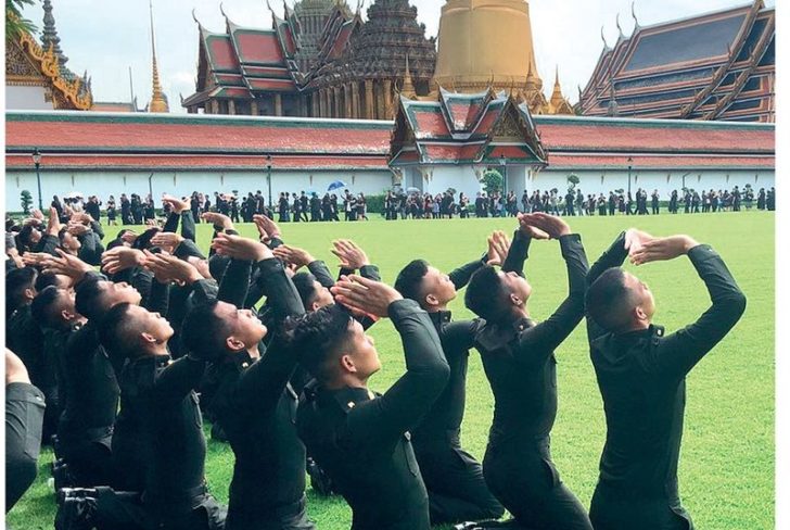 ถวายบังคม - อาจารย์และนักเรียนโรงเรียนนายร้อยพระจุลจอมเกล้า (จปร.) ชั้นปีที่ 2-4 รวม 95 นาย ถวายสักการะพระบรมศพพระบาทสมเด็จพระเจ้าอยู่หัวภูมิพลอดุลยเดช บริเวณสนามหญ้า ด้านหน้าศาลาสหทัยสมาคม เมื่อวันที่ 24 ตุลาคม