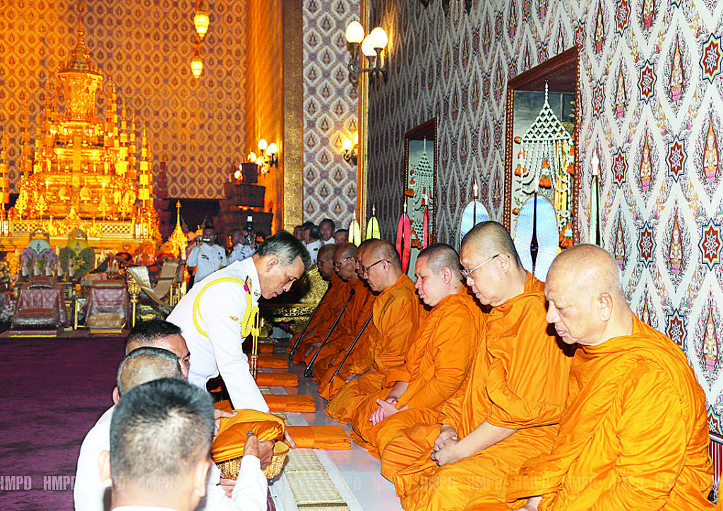 สมเด็จพระบรมโอรสาธิราชฯ สยามมกุฎราชกุมาร เสด็จฯ พร้อมด้วยพระบรมวงศานุวงศ์ ในการพระราชพิธีธรรมสวดพระอภิธรรมพระบรมศพ พระบาทสมเด็จพระปรมินทรมหาภูมิพลอดุลยเดช, ทูลกระหม่อมหญิงอุบลรัตนราชกัญญา สิริวัฒนาพรรณวดี ทรงบำเพ็ญพระราชกุศลถวายภัตตาหารเช้าแด่พระภิกษุสงฆ์ ในการพระราชพิธีธรรมสวดพระอภิธรรม ณ พระที่นั่งดุสิต มหาปราสาท ในพระบรมมหาราชวัง เมื่อวันที่ 24 ตุลาคม