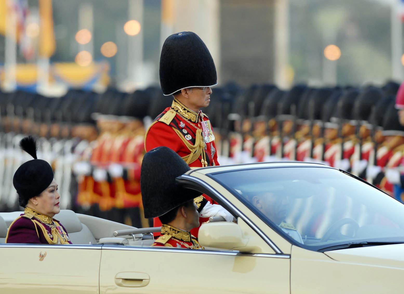 พระบาทสมเด็จพระเจ้าอยู่หัว เสด็จพระราชดำเนินทรงตรวจพลสวนสนามในพิธีถวายสัตย์ปฏิญาณตนและสวนสนามของทหารรักษาพระองค์ เนื่องในพระราชพิธีเฉลิมพระชนมพรรษา ประจำปี 2551 ณ.ลานพระราชวังดุสิต