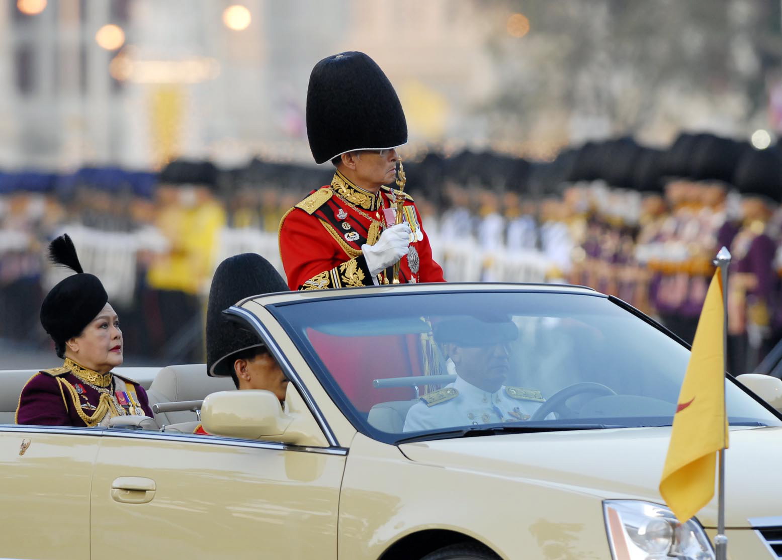 พระบาทสมเด็จพระเจ้าอยู่หัว เสด็จพระราชดำเนินทรงตรวจพลสวนสนามในพิธีถวายสัตย์ปฏิญาณตนและสวนสนามของทหารรักษาพระองค์ เนื่องในพระราชพิธีเฉลิมพระชนมพรรษา ประจำปี 2551 ณ.ลานพระราชวังดุสิต