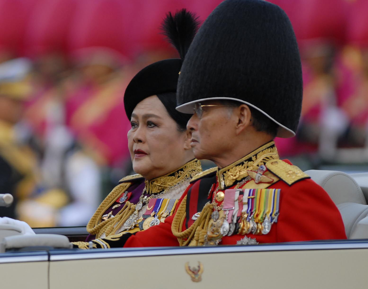พระบาทสมเด็จพระเจ้าอยู่หัว เสด็จพระราชดำเนินทรงตรวจพลสวนสนามในพิธีถวายสัตย์ปฏิญาณตนและสวนสนามของทหารรักษาพระองค์ เนื่องในพระราชพิธีเฉลิมพระชนมพรรษา ประจำปี 2551 ณ.ลานพระราชวังดุสิต