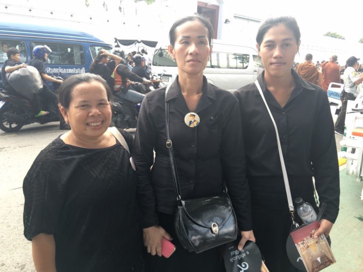นางสมปอง บุญสิงห์ อายุ 50 ปี พร้อมด้วย นางบัญอร พรมษร อายุ 43 ปี และนางสาวชุรีย์ วงษาไชย อายุ 30 ปี อาชีพพนักงานโรงงานไก่ จ.ลพบุรี