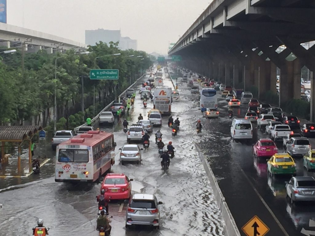 น้ำขังรอระบาย วิภาวดี