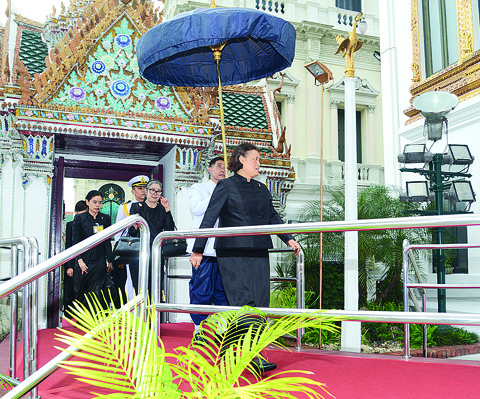 สมเด็จพระเทพรัตนราชสุดาฯ สยามบรมราชกุมารี เสด็จฯ ทรงบำเพ็ญพระราชกุศลถวายภัตตาหารเช้าแด่พระภิกษุสงฆ์ ในการพระราชพิธีธรรมสวดพระอภิธรรมพระบรมศพพระบาทสมเด็จพระปรมินทรมหาภูมิพลอดุลยเดช ณ พระที่นั่งดุสิตมหาปราสาท ในพระบรมมหาราชวัง เมื่อวันที่ 16 ตุลาคม