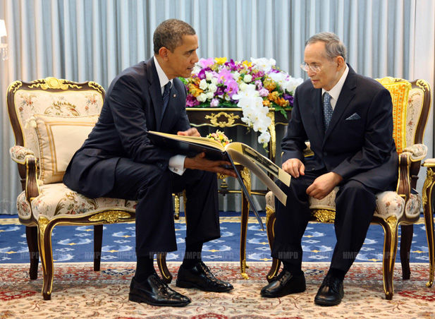 obama-thaiking-2