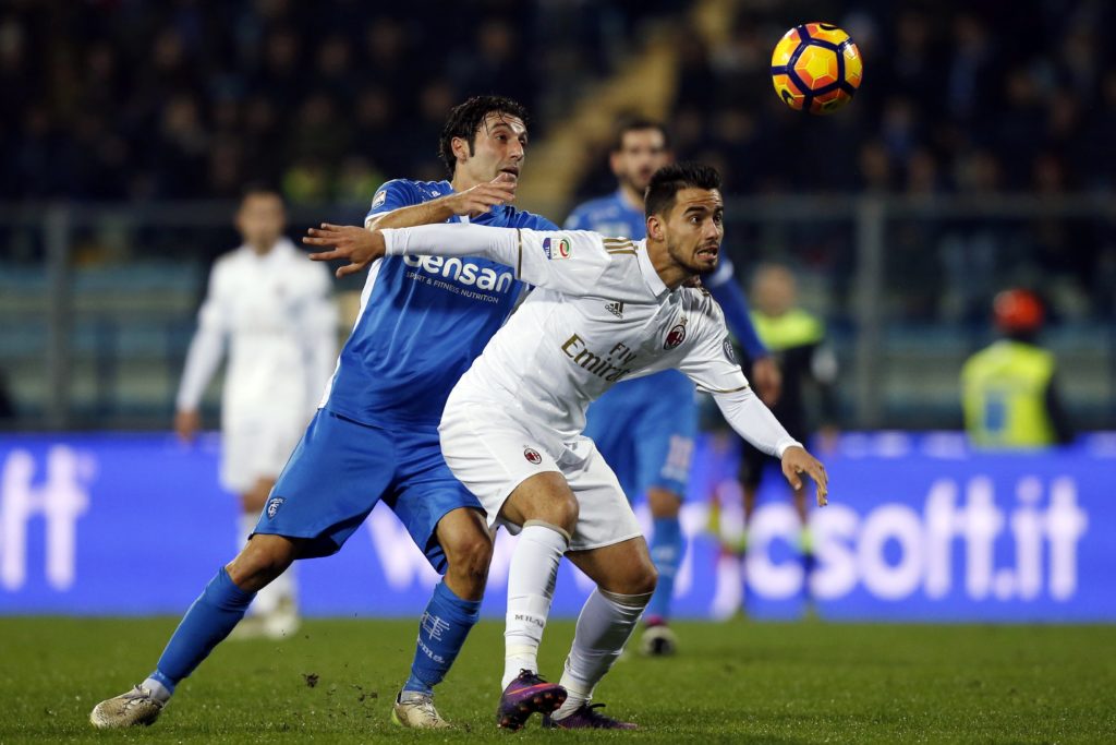 Empoli's Italian midfielder Daniele Croce (L) fights for the ball with AC Milan's Spanish midfielder Suso (R) during the Italian Serie A football match between Empoli and AC Milan at the Carlo Castellani Stadium in Empoli on November 26, 2016. / AFP PHOTO / MARCO BERTORELLO