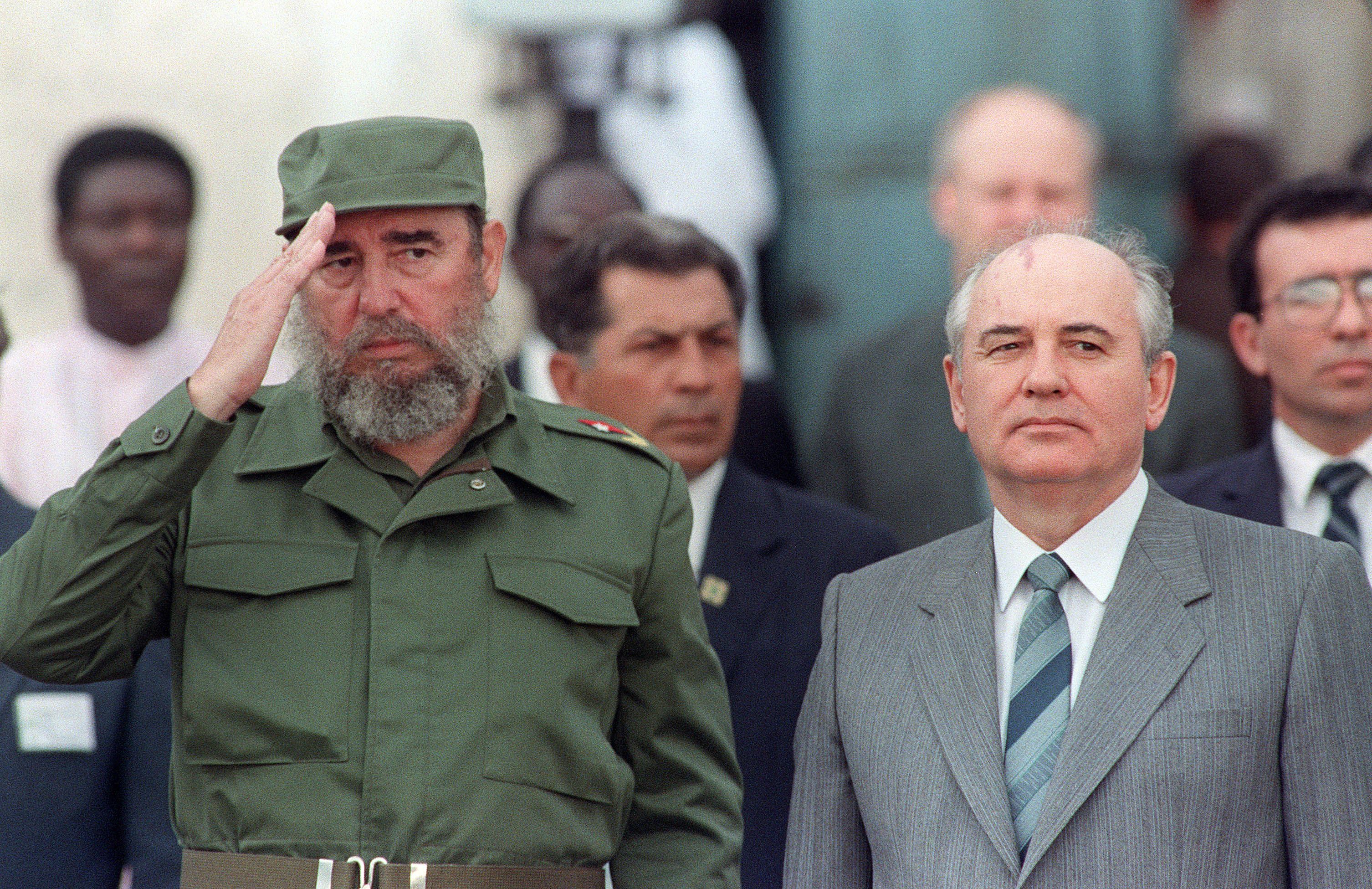 ฟิเดล คาสโตรกับมีฮาอิล กอร์บาชอฟ / (FILES) / AFP PHOTO / ROBERT SULLIVAN AND -