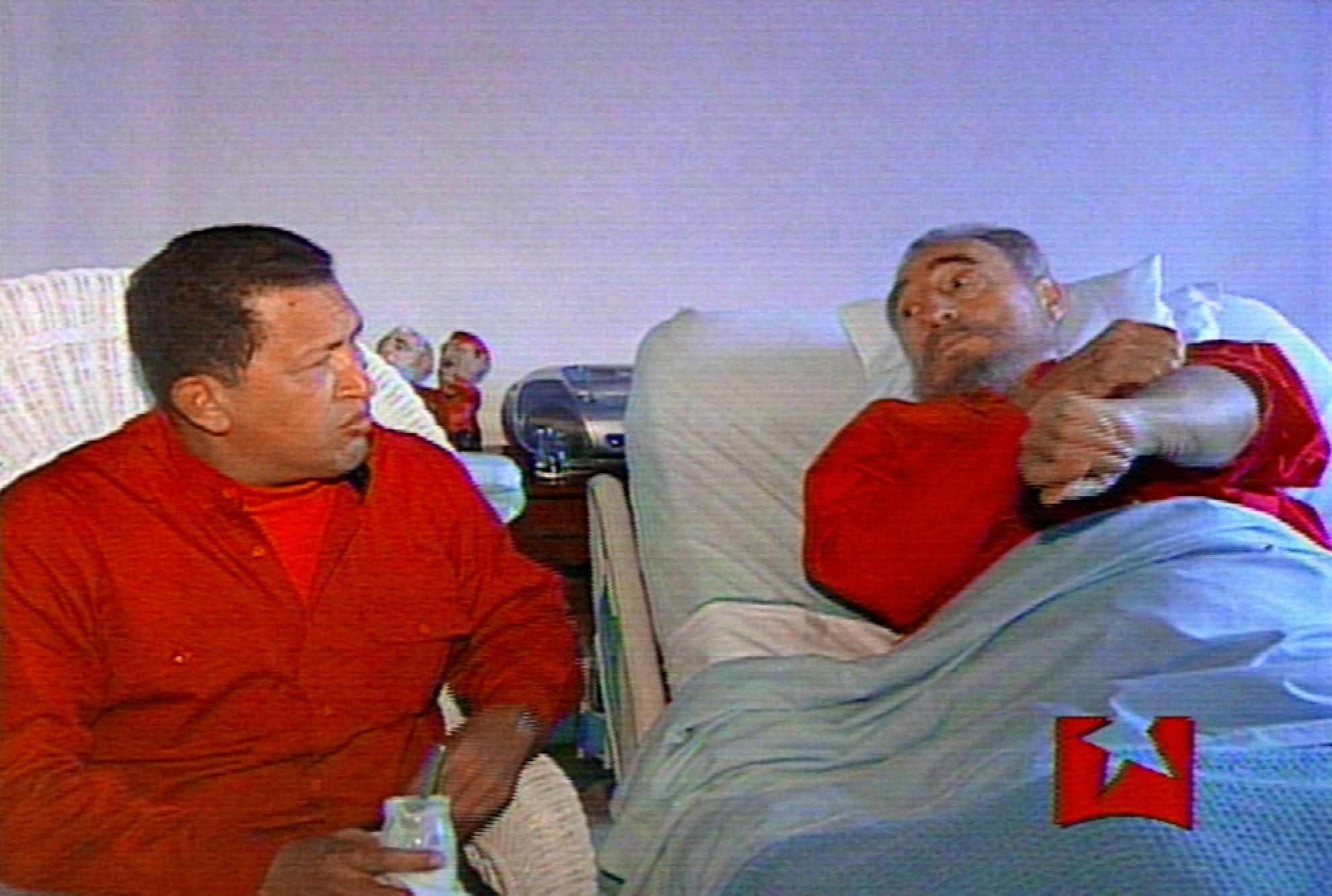 คาสโตรกับฮูโก ชาเวซ (FILES) AFP PHOTO / CUBAN TELEVISION / HO