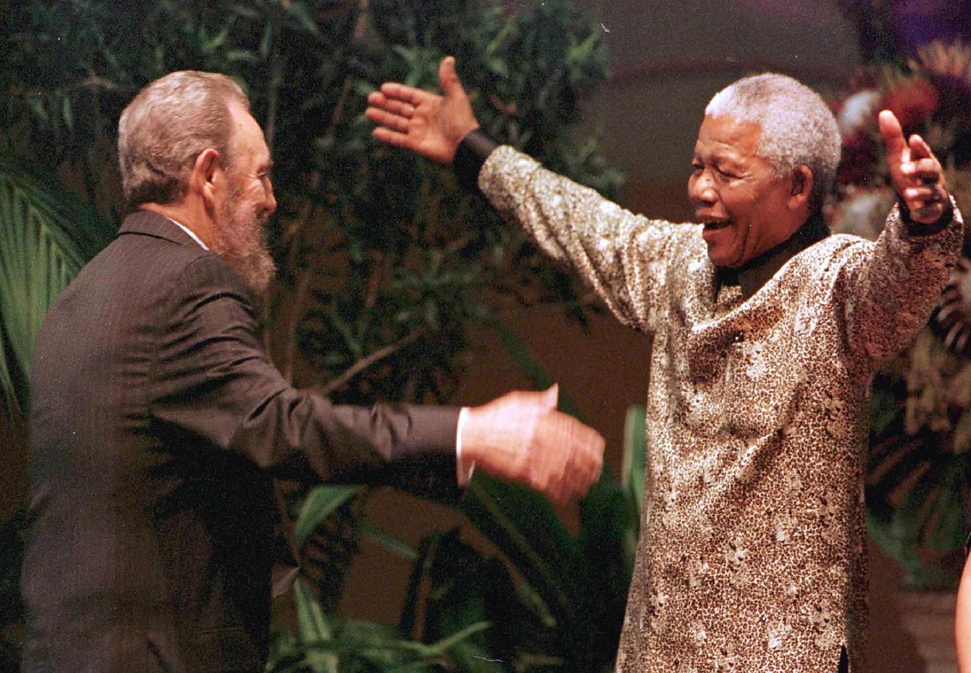 ฟิเดล คาสโตรกับ เนลสัน แมนเดลา อดีตประธานาธิบดีแอฟริกาใต้ / (FILES) AFP PHOTO / ODD ANDERSEN