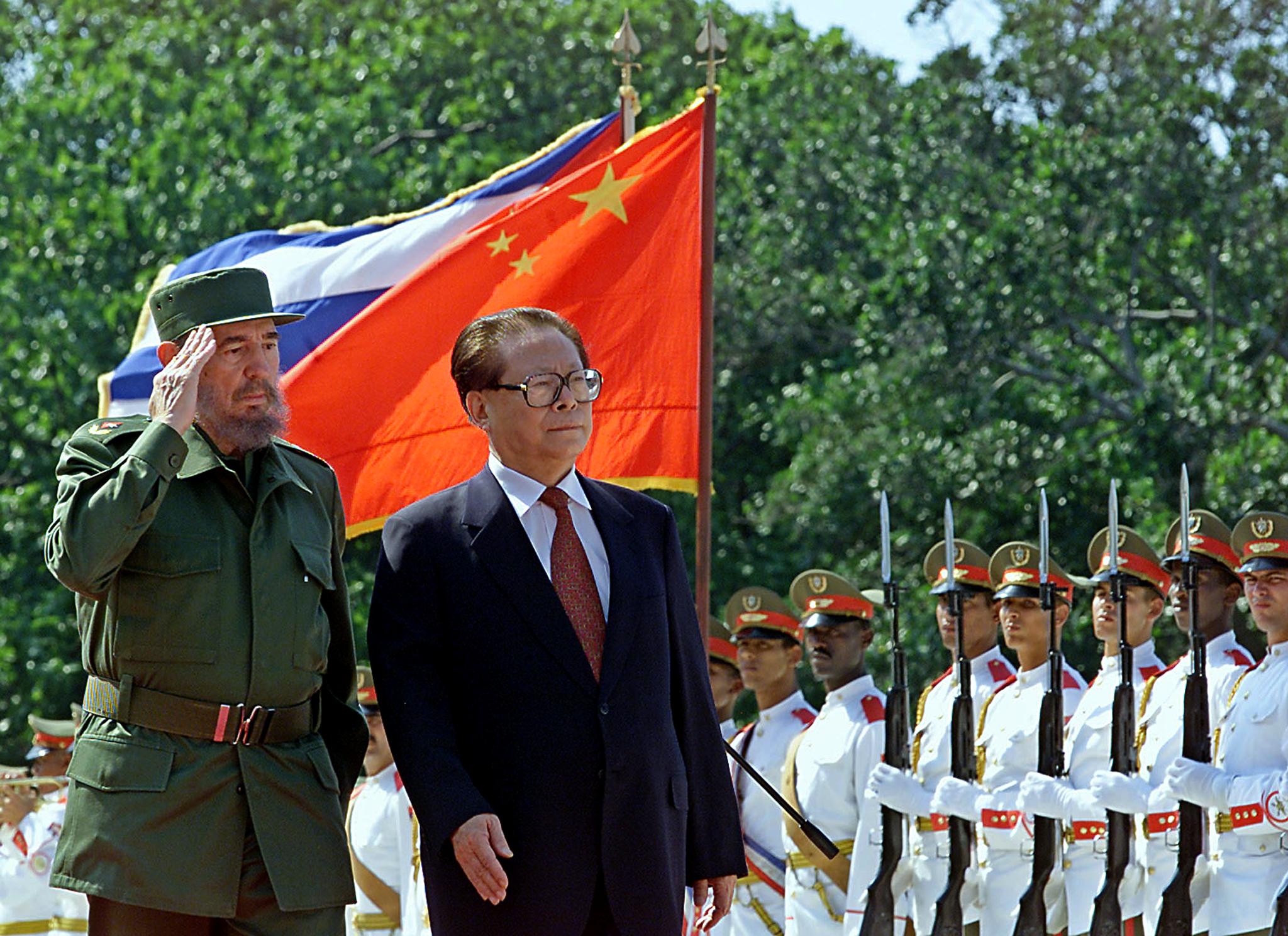 ฟิเดล คาสโตร กับอดีตประธานาธิบดีเจียง เจ๋มหมินของจีน / (FILES) AFP PHOTO / ADALBERTO ROQUE