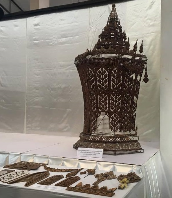 แผ่นป้ายนิทรรศการเกี่ยวกับพระโกศจันทน์
