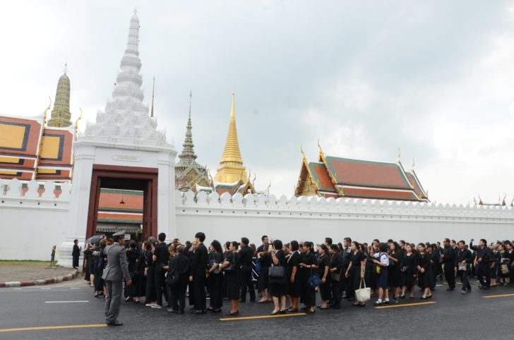 ถวายบังคมพระบรมศพ