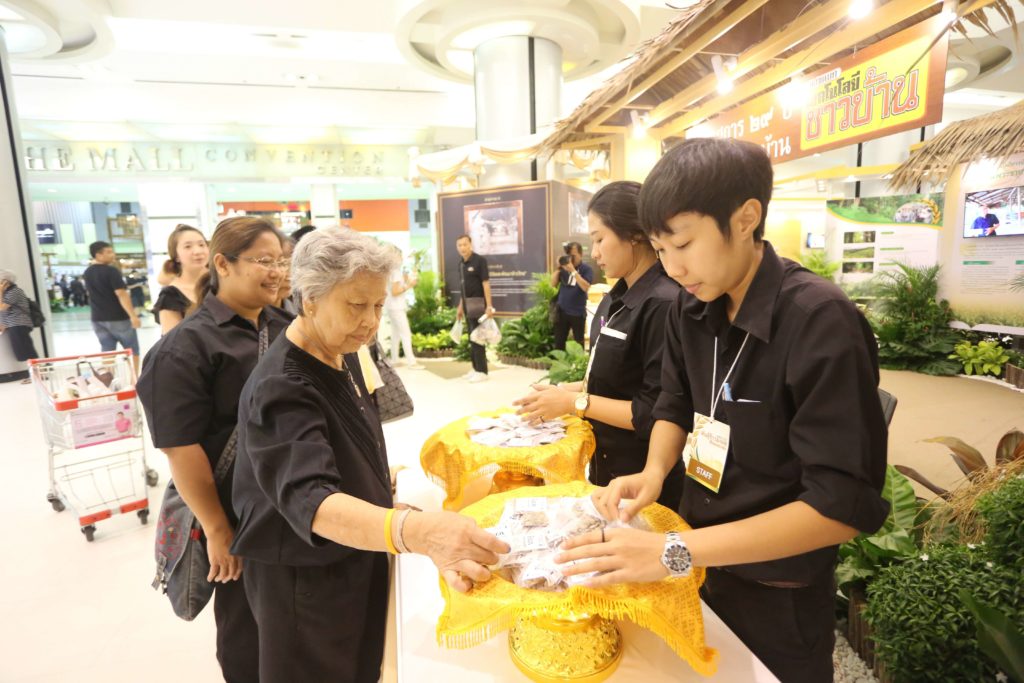 ผู้ร่วมงานต่อแถวรับเมล็ดพันธุ์ผัก