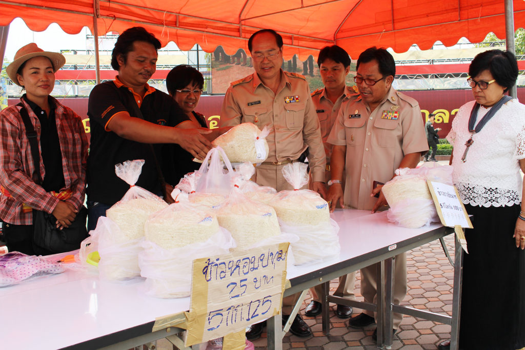 ชาวนานำข้าวมาสีและขายบริเวณหน้าวท.ราชบุรี