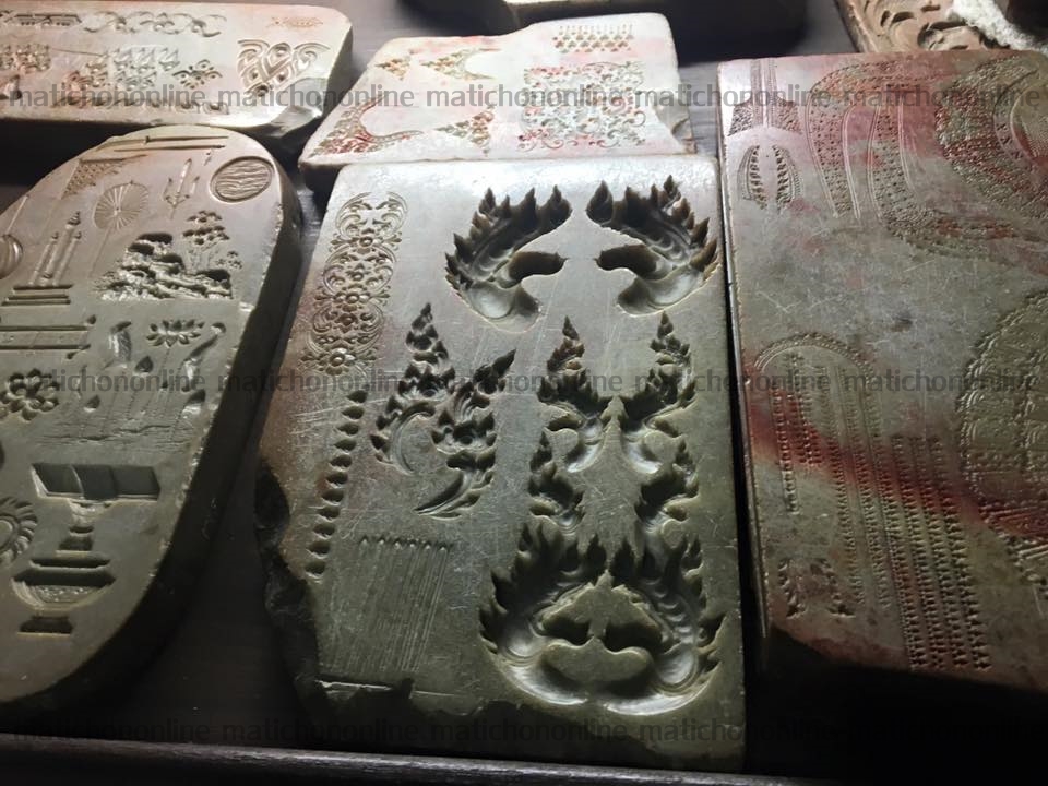 แม่พิมพ์หินสบู่ แกะลายเป็นเครื่องประดับพระเมรุ