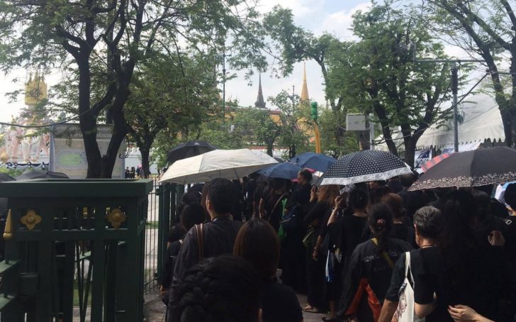 เข้าแถวถวายอาลัย