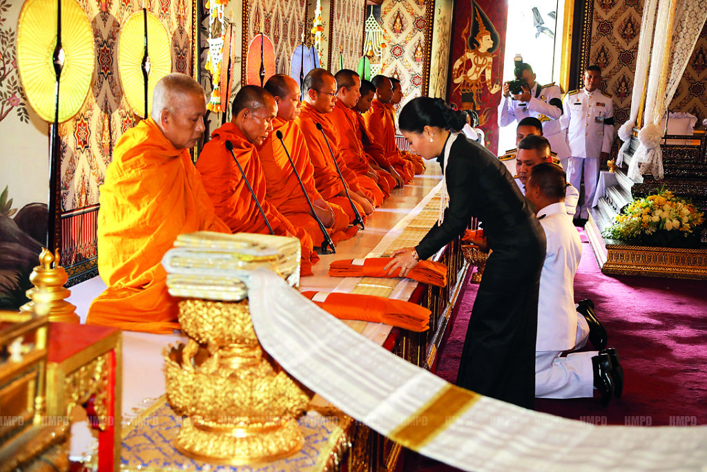 เวลา 14.56 น. พระเจ้าหลานเธอ พระองค์เจ้าสิริวัณณวรีนารีรัตน์ เสด็จฯไปทรงบำเพ็ญพระราชกุศลสวดพระอภิธรรมพระบรมศพ พระบาทสมเด็จพระเจ้าอยู่หัวภูมิพลอดุลยเดช ณ พระที่นั่งดุสิตมหาปราสาท ในพระบรมมหาราชวัง