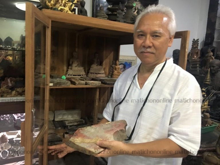 สุรพันธ์ อติชาตนันท์ (อาจารย์แดง) ผู้รับมรดกชุดแม่พิมพ์หินเก่าแก่และสืบทอดสกุลช่างพระองค์เจ้าประดิษฐวรการ
