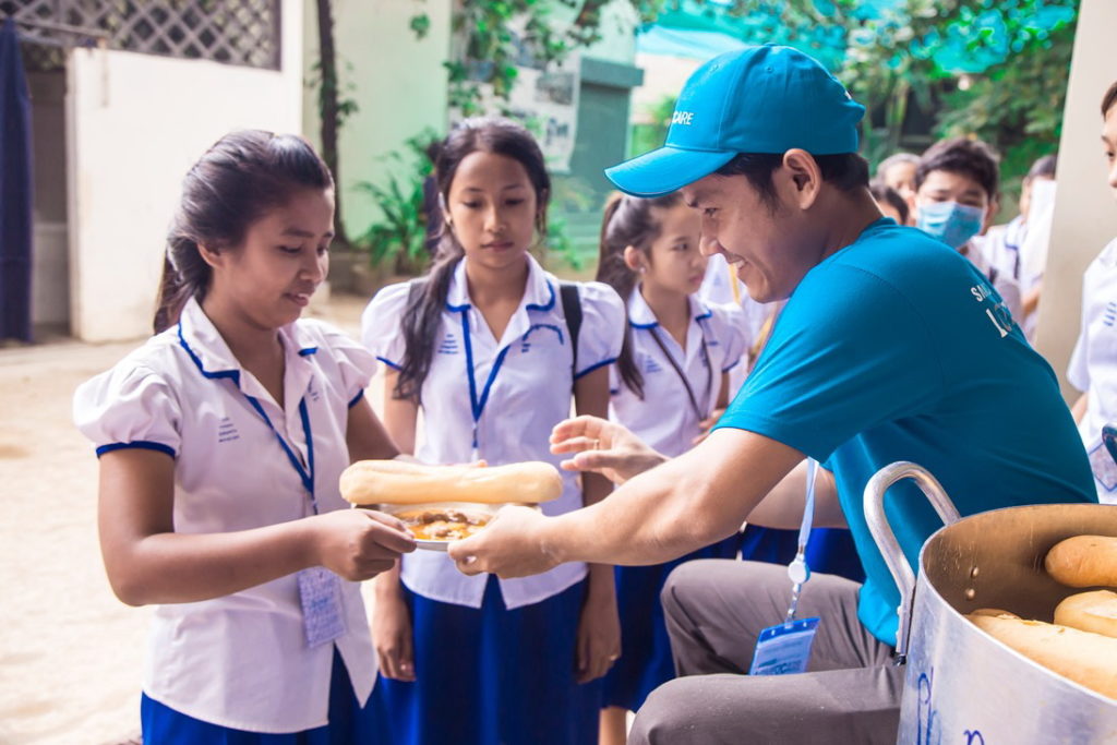 Distributing food at PSE_resized