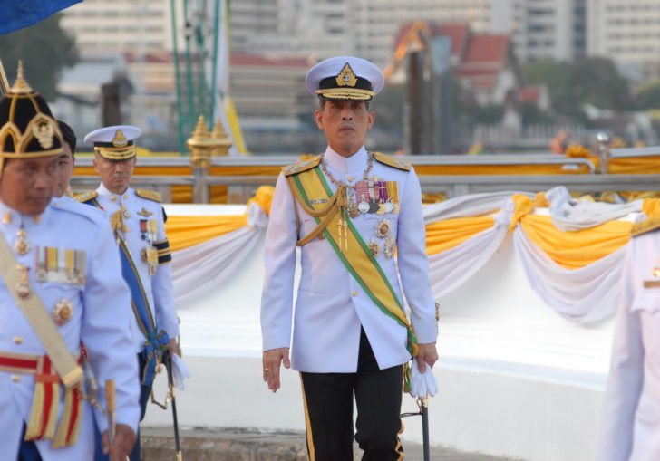 สมเด็จพระบรมฯเสด็จทางชลมารคถวายผ้าพระกฐินวัดอรุณ