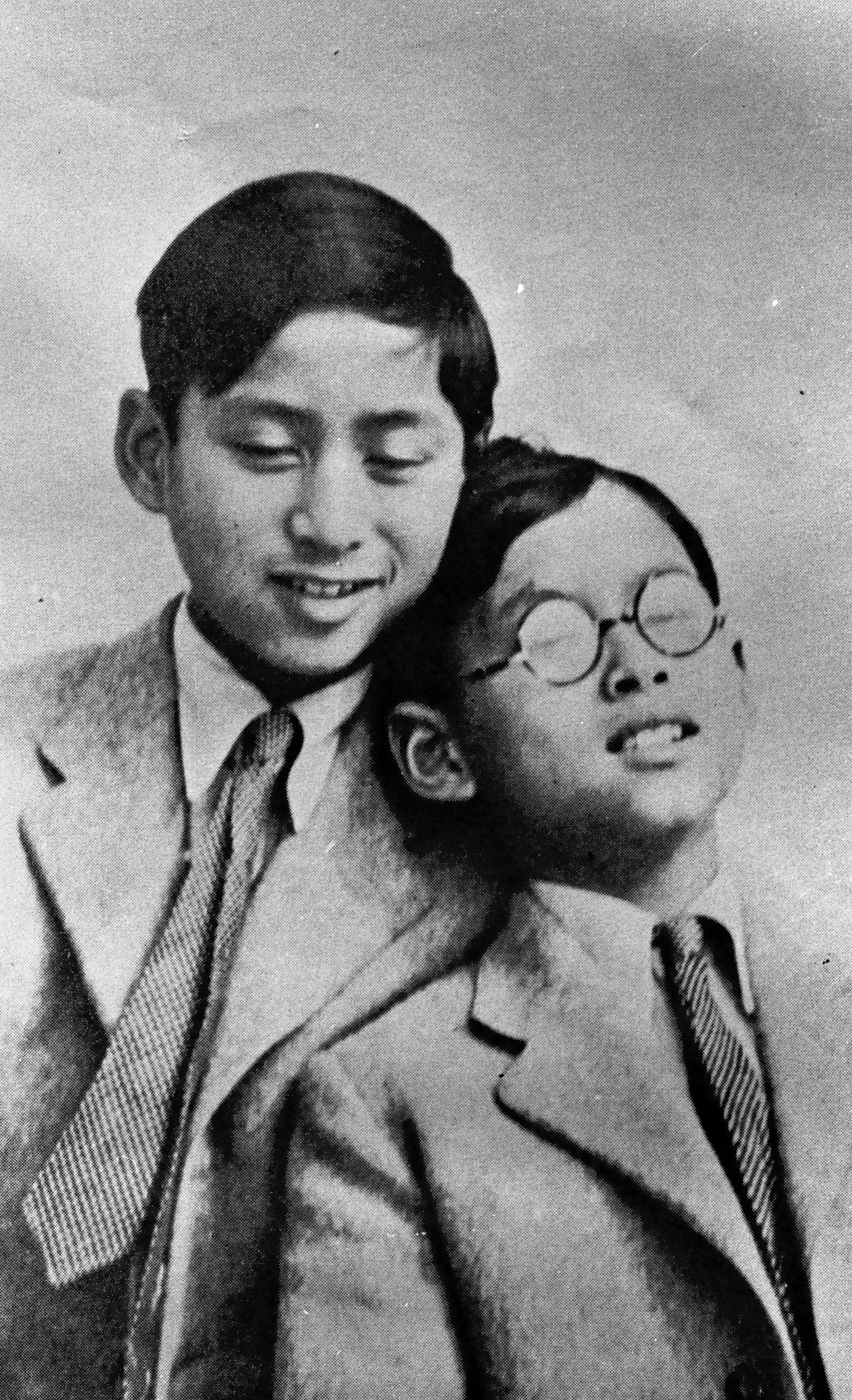 พระบาทสมเด็จพระเจ้าอยู่หัวภูมิพลอดุลยเดช และ พระบาทสมเด็จพระปรเมนทรมหาอานันทมหิดล *** Local Caption *** ภาพสแกนจากฐานข้อมูลห้องสมุดภาพ