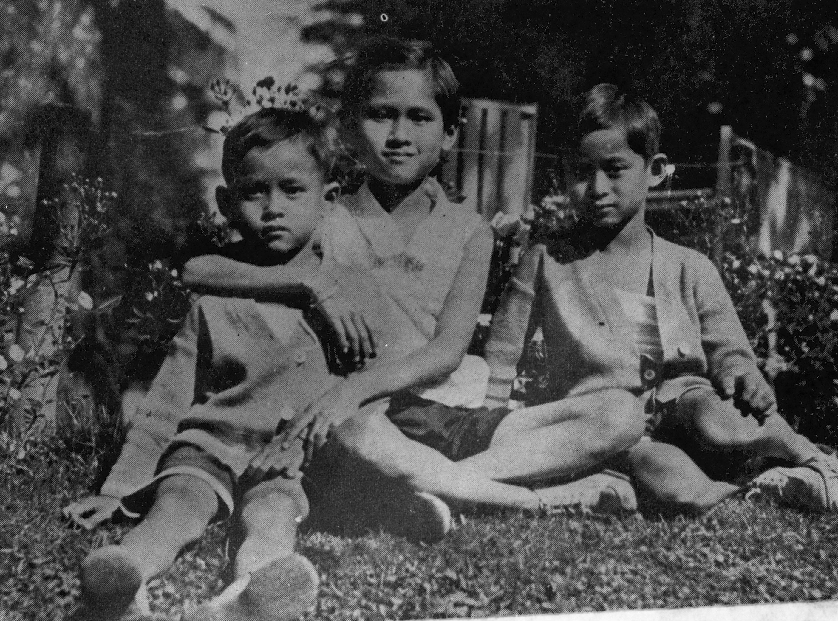 พระบาทสมเด็จพระเจ้าอยู่หัวภูมิพลอดุลยเดช และ พระบาทสมเด็จพระปรเมนทรมหาอานันทมหิดล และ *** Local Caption *** ภาพสแกนจากฐานข้อมูลห้องสมุดภาพ