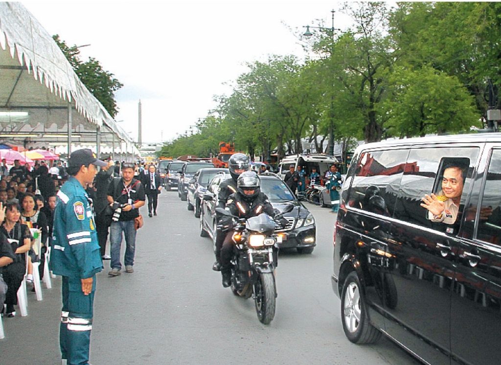 ทักทาย - พล.อ.ประยุทธ์ จันทร์โอชา นายกฯและหัวหน้า คสช.โบกมือทักทายประชาชน ภายหลังตรวจเยี่ยมให้กำลังใจเจ้าหน้าที่และประชาชน ที่สนามหลวง เมื่อวันที่ 31 ตุลาคม
