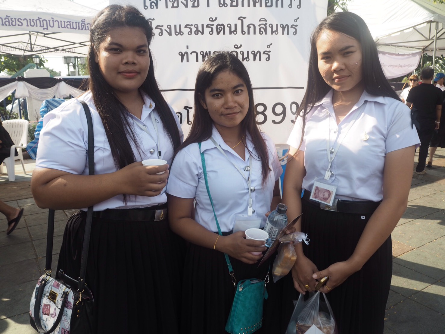มณฑิรา (คนกลาง