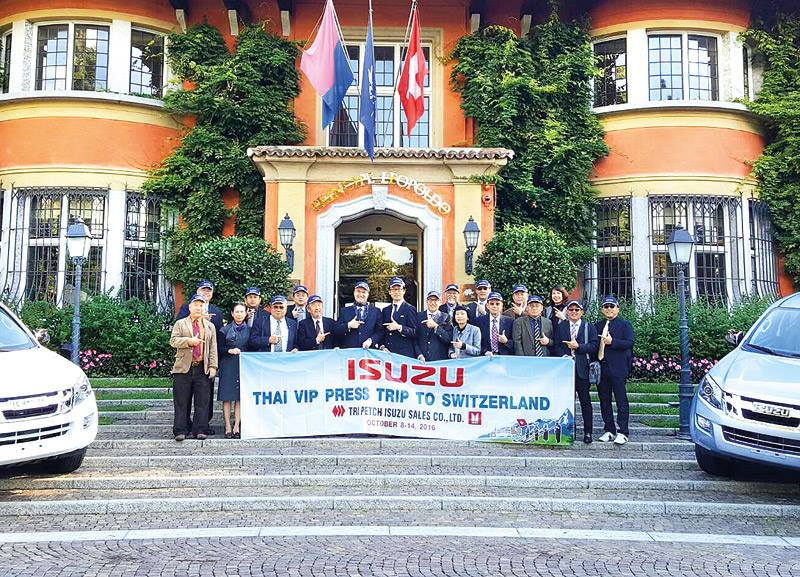 คณะตรีเพชรอีซูซุเซลส์ ถ่ายภาพร่วมกับผู้บริหารจากมิดี้