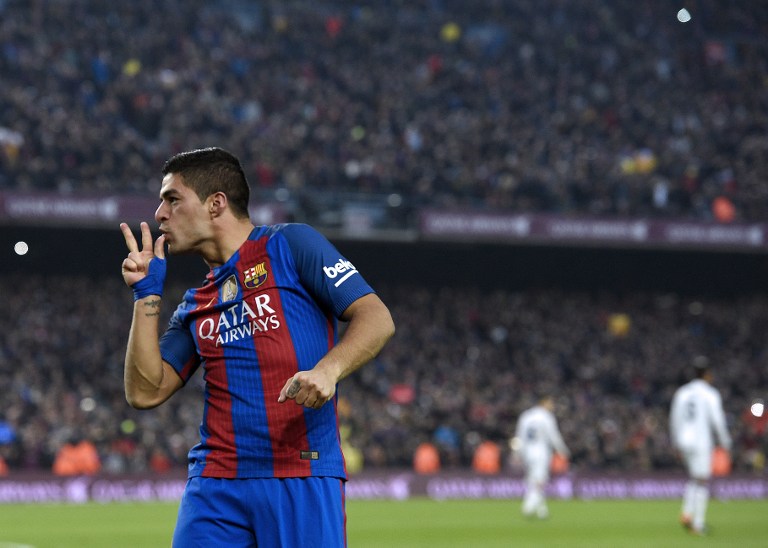 Barcelona's Uruguayan forward Luis Suarez celebrates a goal during the Spanish league football match FC Barcelona vs Real Madrid CF at the Camp Nou stadium in Barcelona on December 3, 2016. / AFP PHOTO / LLUIS GENE