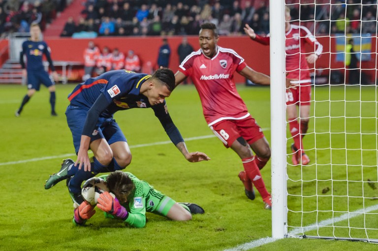Leipzig's forward Davie Selke and Ingolstadt's Norwegian keeper Oerjan Nyland vie for the ball during the German first division Bundesliga football match between Ingolstadt and Leipzig in Ingolstadt, southern Germany, on December 10, 2016.  / AFP PHOTO / GUENTER SCHIFFMANN / RESTRICTIONS: DURING MATCH TIME: DFL RULES TO LIMIT THE ONLINE USAGE TO 15 PICTURES PER MATCH AND FORBID IMAGE SEQUENCES TO SIMULATE VIDEO. == RESTRICTED TO EDITORIAL USE == FOR FURTHER QUERIES PLEASE CONTACT DFL DIRECTLY AT + 49 69 650050