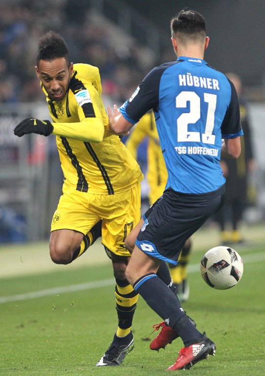 Hoffenheim's defender Benjamin Huebner (R) and Dortmund's Gabonese forward Pierre-Emerick Aubameyang vie for the ball during the German first division Bundesliga football match between TSG Hoffenheim and BVB Borussia Dortmund at the Wirsol Rhein-Neckar-Arena in Sinsheim, southern Germany, on December 16, 2016. / AFP PHOTO / Daniel ROLAND / RESTRICTIONS: DURING MATCH TIME: DFL RULES TO LIMIT THE ONLINE USAGE TO 15 PICTURES PER MATCH AND FORBID IMAGE SEQUENCES TO SIMULATE VIDEO. == RESTRICTED TO EDITORIAL USE == FOR FURTHER QUERIES PLEASE CONTACT DFL DIRECTLY AT + 49 69 650050