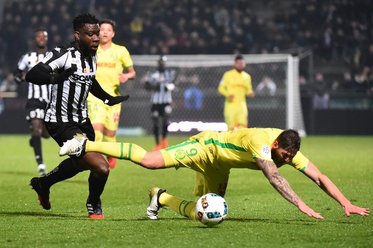 Angers' Ivorian defender Ismael Traore (L) fouls Nantes' Argentine forward Emiliano Sala (R) during the French L1 football match between Angers and Nantes at the Jean Bouin Stadium in Angers, northwestern France, on December 16, 2016. / AFP PHOTO / JEAN-FRANCOIS MONIER