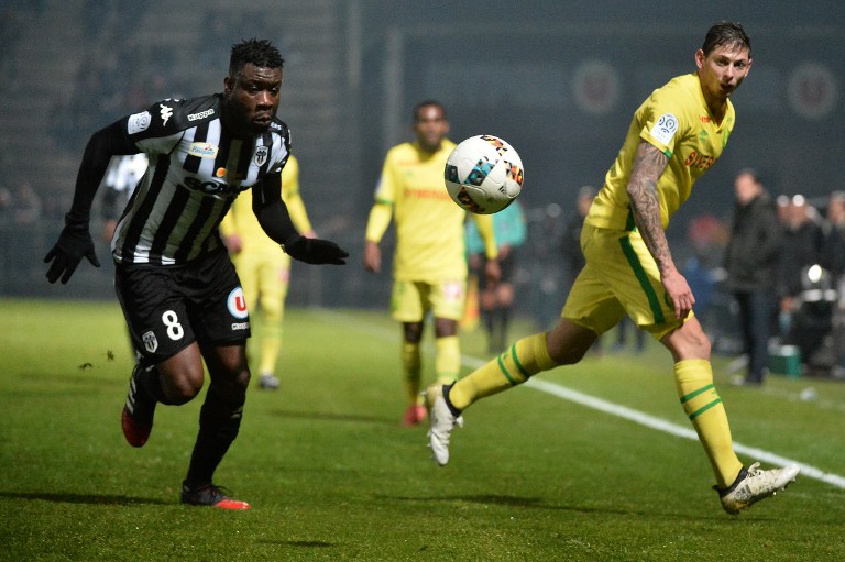 Angers' Ivorian defender Ismael Traore (L) challenges Nantes' Argentine forward Emiliano Sala (R) during the French L1 football match between Angers and Nantes at the Jean Bouin Stadium in Angers, northwestern France, on December 16, 2016. / AFP PHOTO / JEAN-FRANCOIS MONIER