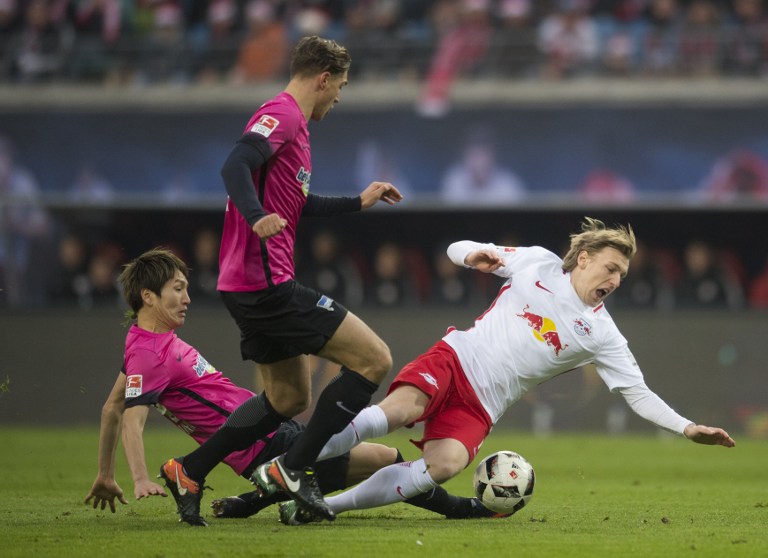 Leipzig´s Swedish forward Emil Forsberg (R), Hertha's Japanese midfielder Genki Haraguchi (L) and Hertha's midfielder Niklas Stark vie for the ball during German first division Bundesliga football match between RB Leipzig and Hertha BSC Berlin in Leipzig, eastern Germany on December 17, 2016. / AFP PHOTO / ROBERT MICHAEL / RESTRICTIONS: DURING MATCH TIME: DFL RULES TO LIMIT THE ONLINE USAGE TO 15 PICTURES PER MATCH AND FORBID IMAGE SEQUENCES TO SIMULATE VIDEO. == RESTRICTED TO EDITORIAL USE == FOR FURTHER QUERIES PLEASE CONTACT DFL DIRECTLY AT + 49 69 650050