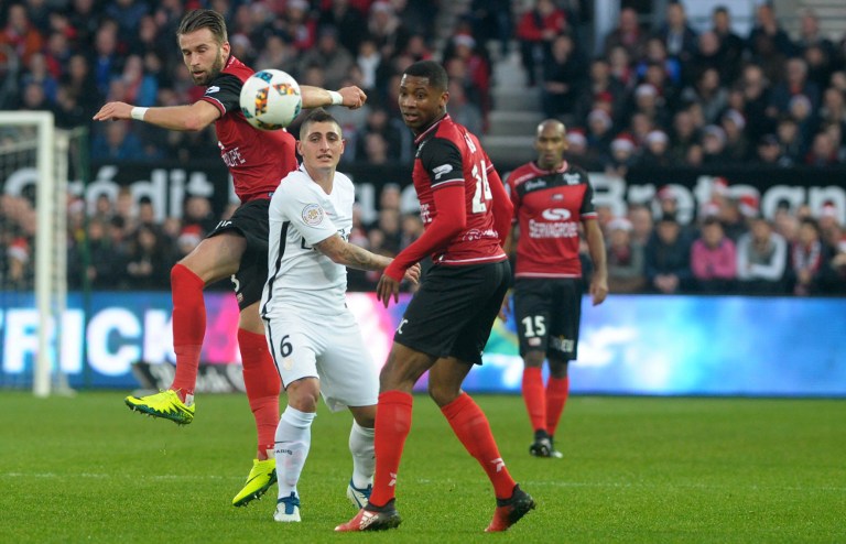 Guingamp's French defender Marcus Coco (R) vies with Paris Saint-Germain's Italian midfielder Marco Verratti (C) during the French L1 football match Guingamp against PSG (Paris Saint Germain) December 17, 2016 at the Roudourou stadium in Guingamp, western of France.  / AFP PHOTO / FRED TANNEAU