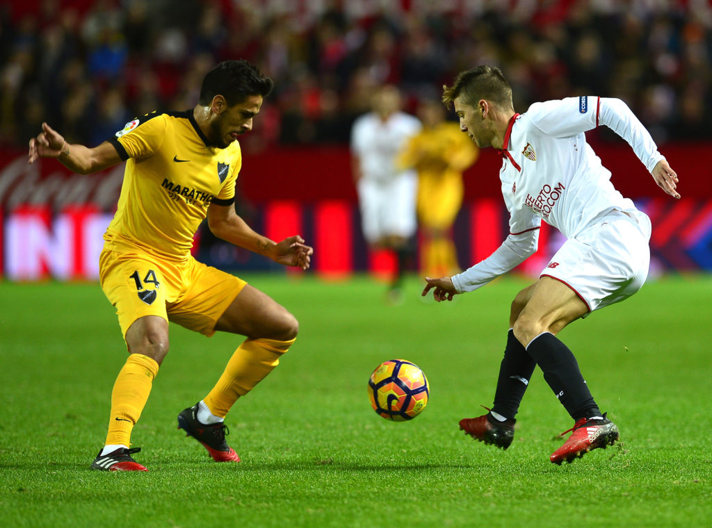 Sevilla's Argentinian forward Luciano Vietto (R) vies with Malaga's midfielder Recio during the Spanish league football match Sevilla FC vs Malaga CF at the Ramon Sanchez Pizjuan stadium in Sevilla on December 17, 2016. / AFP PHOTO / CRISTINA QUICLER