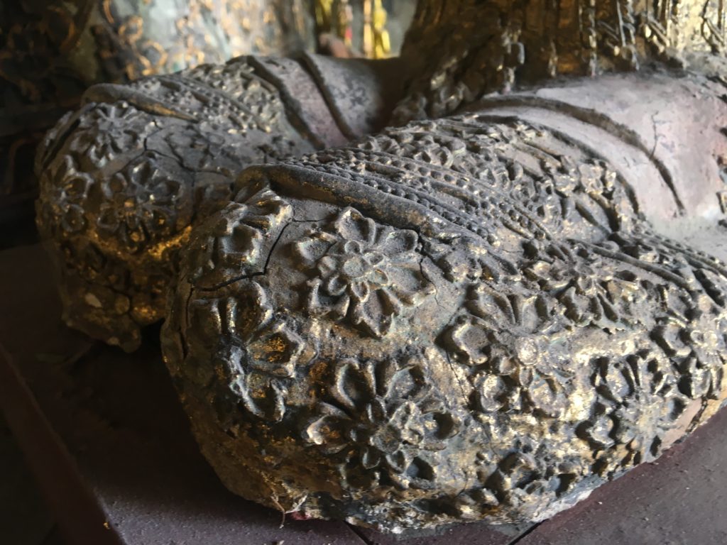 รายละเอียดลวดลายบนเครื่องแต่งกายที่เก่าแก่ถึงต้นกรุงรัตนโกสินทร์