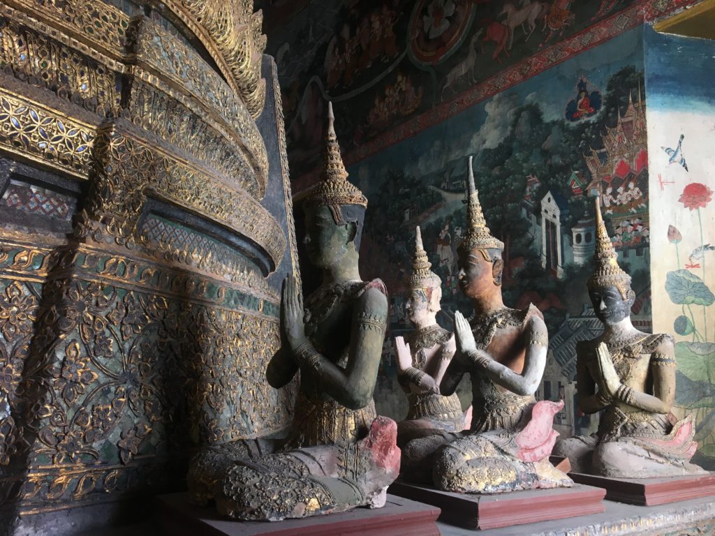 กลุ่มประติมากรรมรูปบุคลนั่งประนมมือซึ่งยังเป็นปริศนาถึงที่มาที่ไป